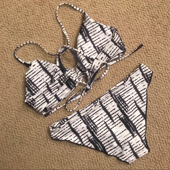 *LAST ONE* Blue and White Lattice Print Bikini - Picture 3 of 5